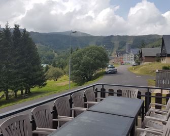 Chalet in front of the lake 200m from the resort center and 250m from the slopes - Besse-et-Saint-Anastaise - Balcon