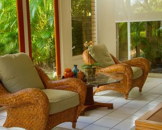 Minutes To Kailua Beach-Fabulous Pool Great Indoor/ Outdoor Living - Kailua - Wohnzimmer