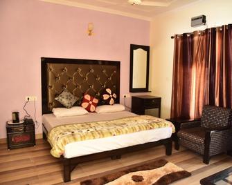 Hotel Vishla Palace By Uttarakhand Hotel Hospitality - Rishikesh - Bedroom