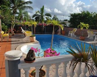 Studio in villa with pool, garden and vehicle access at LAMENTIN in Martinique - Le Lamentin - Piscine