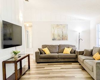 Cozy Home/Mins From Beach/Water Park/Downtown/Golf - Belleair Bluffs - Sala de estar