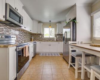 Relax Fireside! Tahoe Area Home 28 Mi to Slopes - Carson City - Kitchen