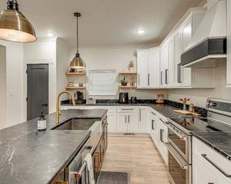 Main&Broad Elegant 4 bedroom Downtown w/parking - Dickson