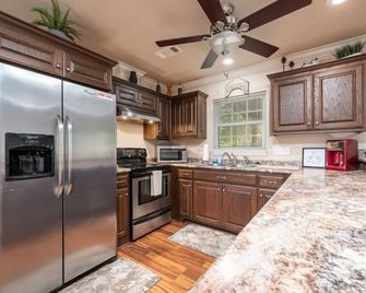 The Cottage on Cape Catherine - Hot Springs - Kitchen