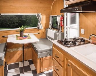 Tiny Retro Camper - Custer