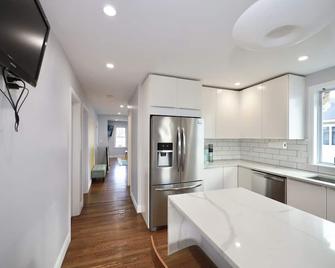 Luke 2 House, Stylish, Boston, Parking, Sleeps 8, Memorable - Everett - Kitchen