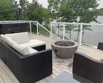 Open and relaxing lake house, with hot tub and and firetable. - Guysborough - Balcony