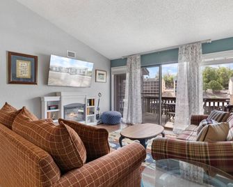 Top Floor Fishing Loft- Waterfront & Indoor Pool! - Four Seasons - Living room