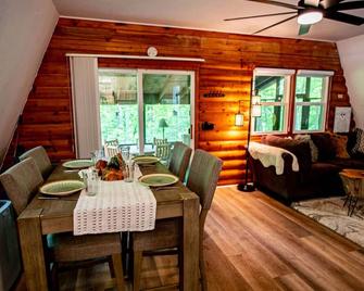 The Sasquatch Hideaway Gorgeous A-Frame Tiny Home - Mountain - Comedor