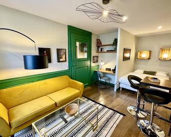 Studio ' Les Coulisses' Verdun Centre - Parking Moto Et VÉlo - Wifi - Couchage 1 Grand Lit - Géré Par Prestazen'services - Verdun - Living room