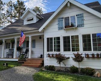 Cozy cottage farmhouse - Larkspur - Building