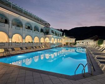 Deluxe Suite with Private Pool Maid Service - Kalamaki - Piscina