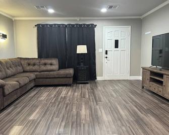 Close to the airport! Recharge at our family friendly home in Mustang! - Mustang - Living room