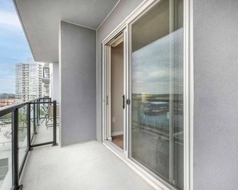 Trendy Apt On Harbor with Gym - Stamford - Balcony