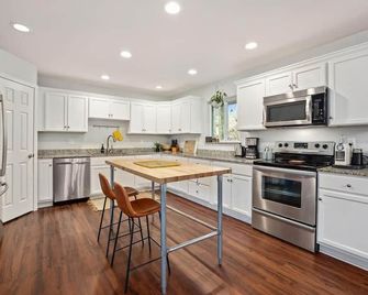 Tree-covered Hideaway Steps from the Trails - Bella Vista - Cocina