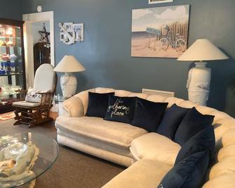 Blue Breeze Manor 4 Bedroom House near Daytona Beach , Disney, Blue Springs Park - Orange City - Living room
