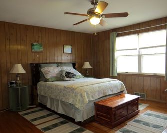 Rustic Cabin Rental with a Wood-Burning Stove near Meramec State Park, Missouri - Sullivan - Living room