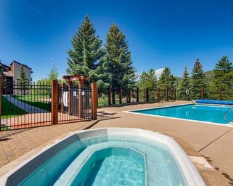 Private Washer & Dryer, Outdoor Pool and Hot Tub, Nicely Updated, Free Bus Route - Steamboat Springs - Pileta