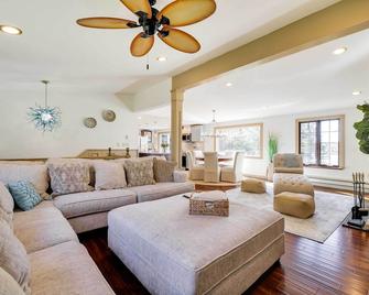 Luxe Poconos Lake House with Private Beach - Pocono Summit - Sala de estar