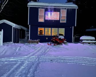 Grouse Landing On Back Lake - Pittsburg - Edificio
