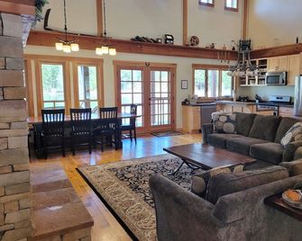 Four Sisters Lodge-Spacious 5-bedroom house in fabulous Mazama with WiFi, AC - Mazama - Living room