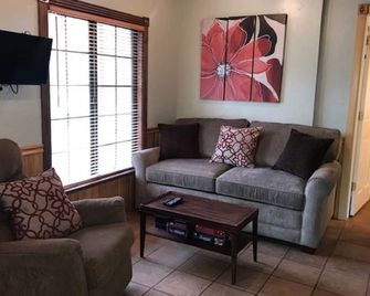 Private Cabin Hideaway On 1 Acre; 5 Minutes From Downtown Prescott - Prescott - Living room