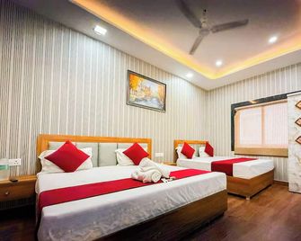 Hotel Nutan Ashray - 200 mtr from prem mandir - Vrindavan - Bedroom