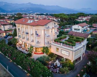 Hotel Villa Tiziana - Marina di Massa - Gebouw