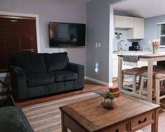 Akron (Portage Lakes) Peaceful Lakefront Cottage with Kayaks - Akron - Living room