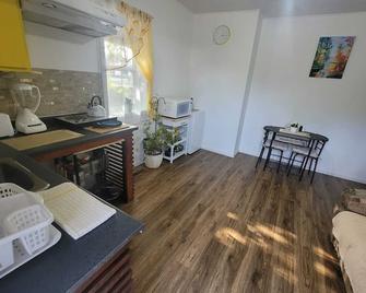 Bright apartment close to hwy - Edmundston - Kitchen