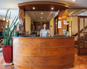 Pousada Campos de Provence Campos do Jordão - Campos do Jordão - Front desk