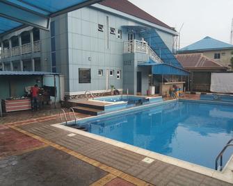 Ozom Hotel - Enugu - Piscina