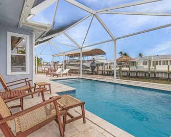 467 Water Front W/ Pool & Canal Access 3 Bedroom Home - Fort Myers Beach - Zwembad
