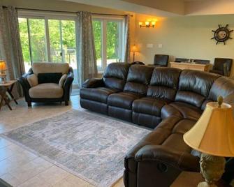 Spectacular mountain views, minutes to Ferry, Gibsons, Beach and hiking trails - Gibsons - Living room