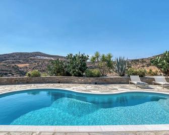 Beautiful Cycladic Style Villa with private swimming pool, with sea view - Parikia - Pool