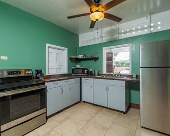 Two bedroom Apartment view partial ocean view - Frederiksted - Cocina