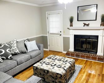 Downtown Family Home - Minutes to WB Stadium, Vista, 5 Points - Columbia - Living room