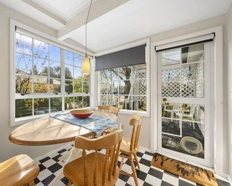 Centrally Located - Greytown Holiday Home - Greytown - Dining room