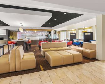 Super 8 by Wyndham Dallas Love Field Airport - דאלאס - טרקלין