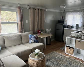 Cozy guesthouse on a horse farm - Murrieta - Huiskamer