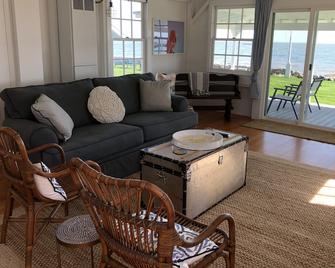 Direct waterfront renovated cottage. - Madison - Living room