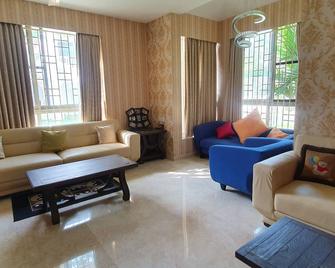 Serenity Villa To Relax - Devanhalli - Phòng khách