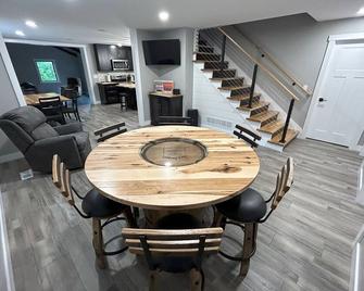 The Farmhouse at Rustic Ridge - Benzonia - Comedor