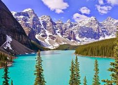 Bright Mountain Suite with Balcony - Lake Louise - Living room