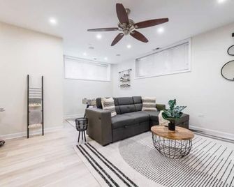 Stunning Duplex-4bd/3ba Prime Location Sleeps 12 - Chicago - Living room