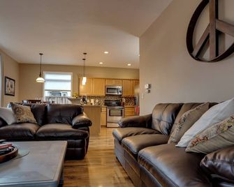 The Buxton - Troutdale - Living room