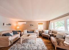 Cozy Keyes Cottage - Winthrop - Living room