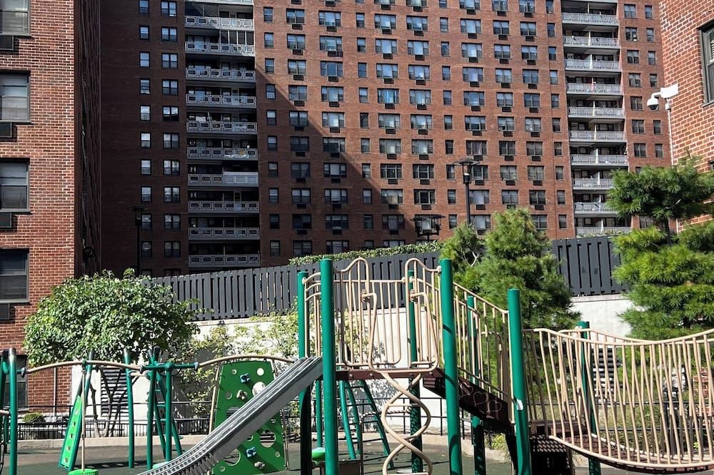 Cozy 1-bedroom apartment in fantastic Queens with WiFi, AC - קווינס - מרפסת