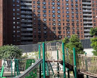 Cozy 1-bedroom apartment in fantastic Queens with WiFi, AC - קווינס - מרפסת