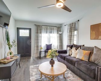 4 Mi to French Quarter Walkable Apt with Yard - ניו אורלינס - סלון